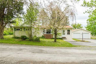 4445 Mayflower Dr, Canandaigua, NY 14424