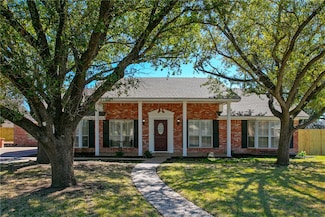 3809 Oak Ridge Dr, Bryan, TX 77802