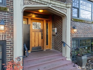 525 16th Ave E Unit 403, Seattle, WA 98112