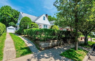 147 Nugent St, New Hyde Park, NY 11040
