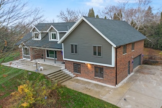 2003 S Valley Spring Dr, New Berlin, WI 53151