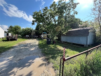 2416 E Bayshore Dr, Dickinson, TX 77539