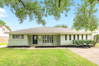 103 Honeysuckle St, Lake Jackson, TX 77566