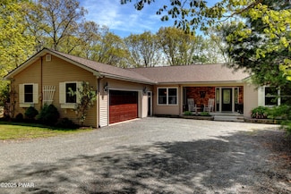 808 Mustang Ct, Blooming Grove Township, PA 18428