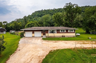 11512 County 4, Houston, MN 55943