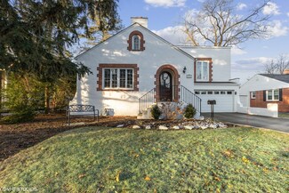122 E Hawthorne Ct, Lake Bluff, IL 60044