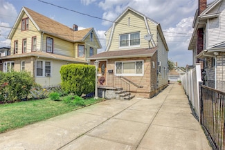 88-27 196th St, Jamaica, NY 11423