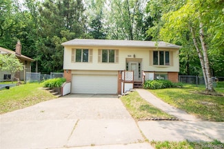 2626 Winter Dr, Troy, MI 48083