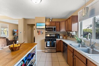 976 Pacific St, Saint Paul, MN 55106