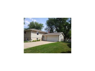 1033 Emmons St, Hiawatha, IA 52233