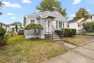 90 Farm St, Providence, RI 02908
