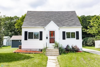 709 13th St N, Moorhead, MN 56560