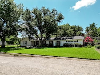1101 W Bloodworth St, Olney, TX 76374