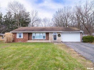 34 Rosewood Ln, Pekin, IL 61554