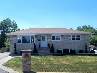 7438 Maplewood Dr, Justice, IL 60458