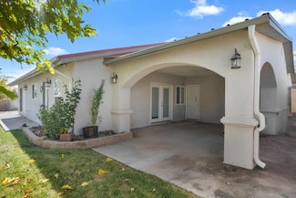 211 Laura Ct SW, Albuquerque, NM 87121