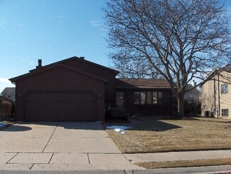 4829 Crest Ct, Waukegan, IL 60087