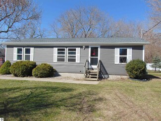 127 Sharrar Ave, Alma, MI 48801