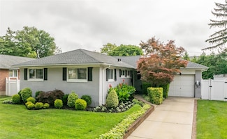 66 Central Park Rd, Plainview, NY 11803