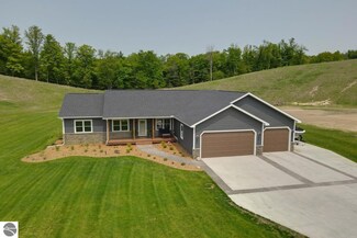 5859 Bunker Hill Rd, Williamsburg, MI 49690