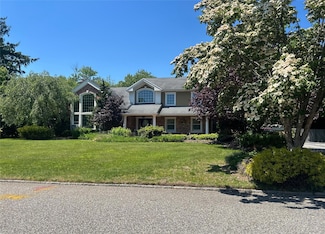 906 Thompson Dr, Bay Shore, NY 11706