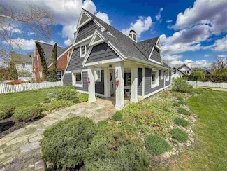 923 E Mitchell St, Petoskey, MI 49770