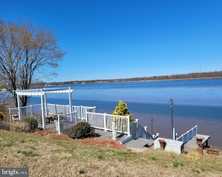 19 Riverbank Ave, Beverly, NJ 08010