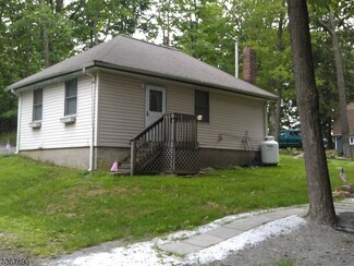 2 Durban Ct, Hopatcong, NJ 07843