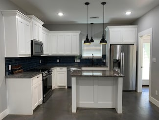 610 E Shepherd St, Denison, TX 75021