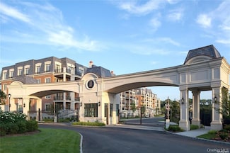 6000 Royal Ct Unit 6303, North Hills, NY 11040