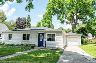 528 W Clinton St, Howell, MI 48843