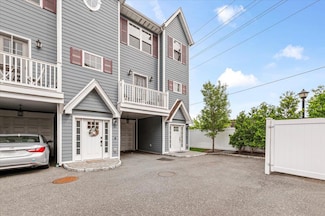 24 Hearthstone Ct, Farmingdale, NY 11735