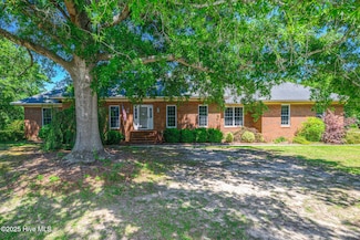 900 Leeward Dr, Trent Woods, NC 28562