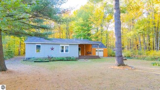 104 Woodhaven St, Houghton Lake, MI 48629