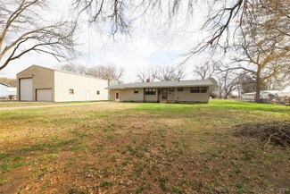 719 S 5th St, Morris, OK 74445