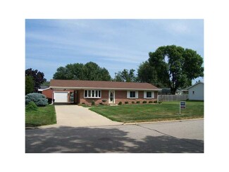 1002 Raney St, Hiawatha, IA 52233