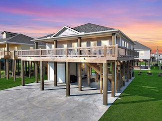 976 Albatross Ln, Crystal Beach, TX 77650