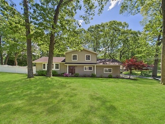 329 Ridgefield Rd, Hauppauge, NY 11788