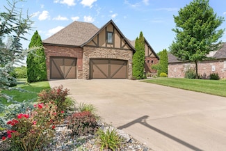 6421 S Valley Brook Ct, Springfield, MO 65810