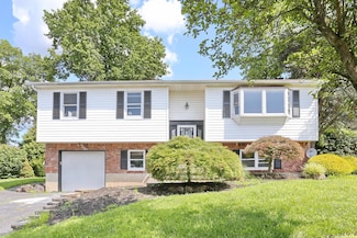 144 Lake Nanuet Dr, Nanuet, NY 10954