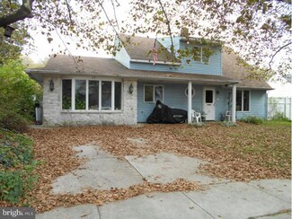 22 Needlepine Ln, Levittown, PA 19054