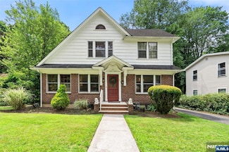 312 W Ivy Ln, Englewood, NJ 07631