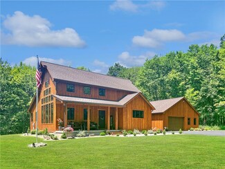 320 Greenhouse Rd, Pulaski, PA 16143