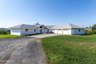 2041 Reservoir Loop Rd, Selah, WA 98942