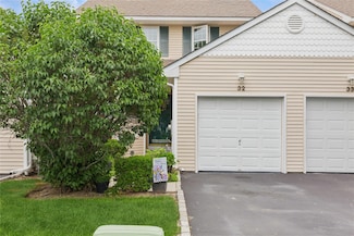 32 Blueberry Commons, Riverhead, NY 11901