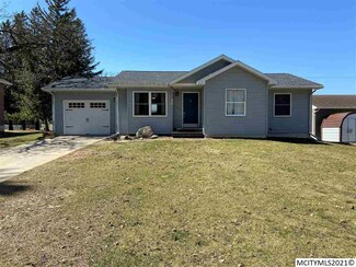607 N Broad St, Stacyville, IA 50476