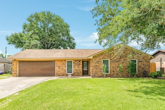 104 Meadowlark Ln, Angleton, TX 77515