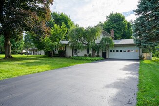 699 Shadow Wood Ln, Webster, NY 14580