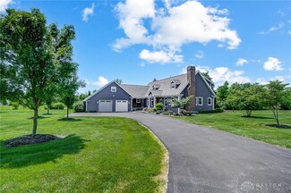 6101 Crestway Dr, Brookville, OH 45309