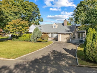 2 Dale Carnegie Ct, Great Neck, NY 11020